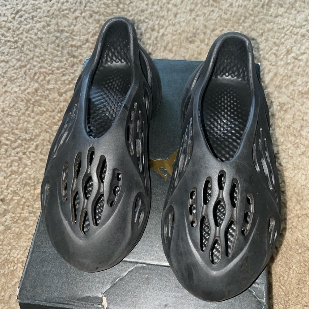 Kid yeezy cage slide look alike